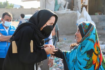 La enviada especial de ACNUR, Angelina Jolie, ha visitado un campamento de personas desplazadas por la guerra, en la provincia sureña de Lahej, Yemen.