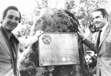 Paquito Fernndez Ochoa, junto a una placa conmemorativa.