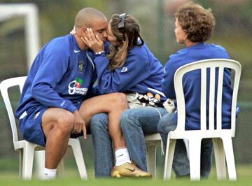 Ronaldo besando a la que fue su pareja sentimental, la modelo brasileñoa Daniele Cucarelli durante un entrenamiento de la selección brasileña. 