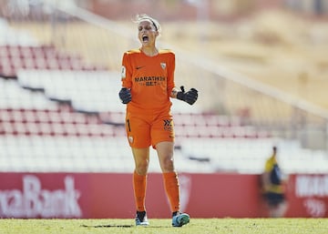 Aparecer de manera recurrente en las quinielas de la lista de la Selección española no es casualidad. Noelia Ramos (22 años, San Cristóbal de la Laguna) lo vive con normalidad e intenta evadirse de ello, esperando que pronto llegue su oportunidad de debutar en la Absoluta tras pasar por las categoría inferioers. Si le llama Jorge Vilda estará más que lista, tal y como demuestra con el Sevilla partido tras partido. La canaria, elegida Guante de Oro del Mundial sub 17 de 2016, el único que ha disputado, no deja de sorprender a todos con una gran seguridad bajo palos. Con una explosión prematura, debutando a los 14 años en el Granadilla, la portera pasó por el Levante antes de recalar en el Sevilla.