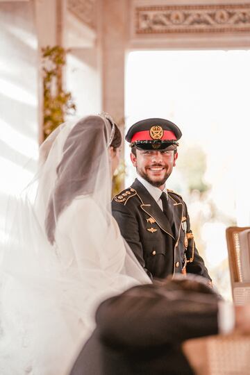 El príncipe heredero Hussein de Jordania y Rajwa al Saif durante su boda real, en Amman,