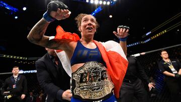 Germaine de Randamie festeja su t&iacute;tulo conseguido en el UFC 208, tras ganar a Holly Holm, con su equipo.