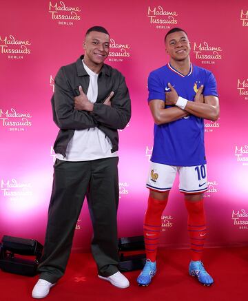 Kylian Mbappé presenta su figura con la equipación de Les Bleus que será llevada al museo Madame Tussauds en Berlín.