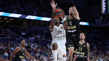 Real Madrid's Dominican guard #24 Andres Feliz attempts a shot in spite of AS Monaco's German centre #10 Daniel Theis during the Euroleague basketball match between Real Madrid Baloncesto and Monaco at Movistar Arena in Madrid on January 22, 2026. (Photo by Thomas COEX / AFP)