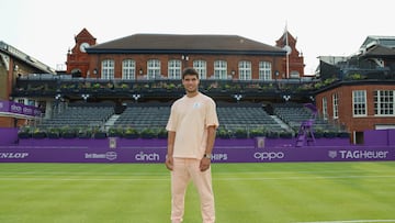 El tenista español Carlos Alcaraz posa sobre la hierba de la pista central del torneo de Queen's de Londres.