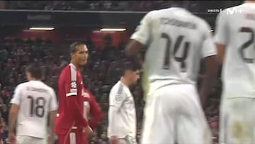 Movistar Plus+ captó la burla de Van Dijk a Tchouameni: el gesto es delatador