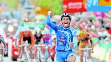 <b>EL PRIMERO. </b>Cobo, que ya ganó para el Fuji su primera etapa en Castilla y León, logró ayer el primer triunfo en una grande para su equipo.