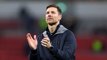 Soccer Football - Champions League - Bayer Leverkusen v FC Salzburg - BayArena, Leverkusen, Germany - November 26, 2024 Bayer Leverkusen coach Xabi Alonso applauds fans after the match REUTERS/Thilo Schmuelgen