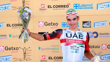 Juan Ayuso posa con los trofeos de ganador del Circuito de Getxo.