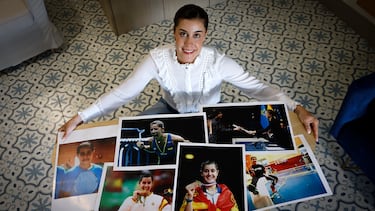 Carolina Marín muestra fotografías de su carrera deportiva durante su despedida en Huelva.