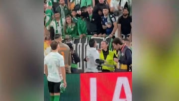 Cucho Hernández y Antony discuten con hinchas tras el empate en el derbi sevillano