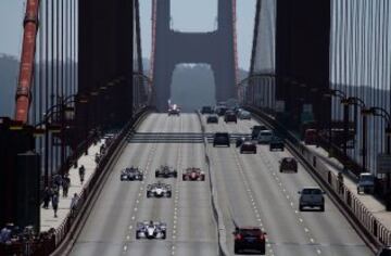 Cinco coches Indy conducen sobre el puente Golden Gate con la Copa Astor antes de la IndyCar Series Verizon en Sausalito, California.