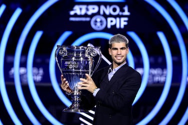 Carlos Alcaraz recibe el trofeo de número 1 del ranking ATP 2025 durante una ceremonia celebrada en Turín. 