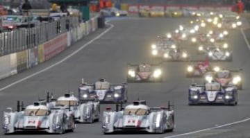 Andre Lotterer de Alemania (1), Gran Bretaña Allan McNish (2) y Lucas Di Grassi de Brasil (3) conducen justo por delante de los Toyota TS030 Hybrid durante la carrera de Le Mans