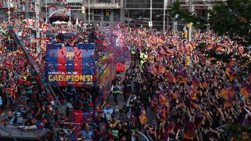 Miles de hinchas acompañaron la caravana de celebración del Barcelona