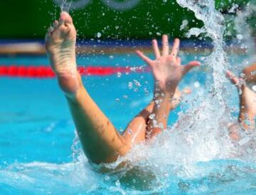 Instante del partido de waterpolo entre españa y Estados Unidos.