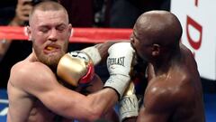 Floyd Mayweather Jr. golpea en la cara a Conor McGregor durante su combate en el T-Mobile Arena de Las Vegas el pasado 26 de agosto.