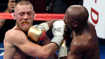 Floyd Mayweather Jr. golpea en la cara a Conor McGregor durante su combate en el T-Mobile Arena de Las Vegas el pasado 26 de agosto.