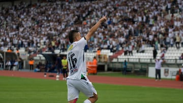 Contreras se defiende contra acusación de racismo.