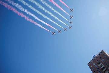 La Patrulla Águila sobrevolando el cielo de Madrid durante durante el desfile del 12 de octubre de las Fuerzas Armadas.