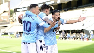 Iago Aspas y Santi Mina abrazan a Nolito en la celebraci&oacute;n del gol que le dio el triunfo al Celta contra el Getafe en Bala&iacute;dos.