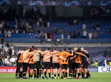 Los jugadores del Shakhtar se abrazan, tras el partido, en el Bernabéu.