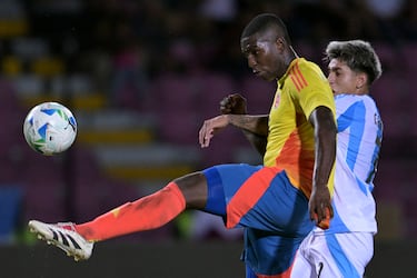 El jugador de Aston Villa es el líder de la defensa de la Selección Colombia Sub 20. Seguro en las entradas, acertado en los duelos aéreos y correcto en los anticipos. Buena asociación con Simón García.