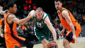 GRAF2570. VALENCIA, 28/12/2017.- El jugador del Panathinaikos , Matt Lojeski, trata de vencer la oposici&oacute;n de los del Valencia Basket, Erick Green (i) y Alberto Abalde, durante el partido de Euroliga que disputan esta noche en el pabell&oacute;n Fuente San Luis. EFE/Kai F&ouml;rsterling