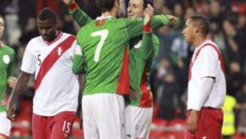 Los jugadores de la selección de Euskadi, Aritz Aduriz (2d) y Xabi Prieto (3d) celebran un gol.