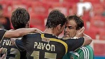 <b>DECISIVO. </b>López Vallejo es felicitado por sus compañeros después de pararle el penalti a Igor, el sábado pasado.