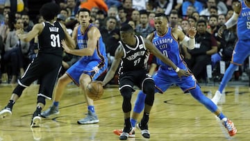 Caris LeVert protege el bal&oacute;n ante Russell Westbrook.