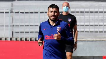 Ángel Correa hoy sobre el césped del Cerro, recuperándose de su lesión muscular.