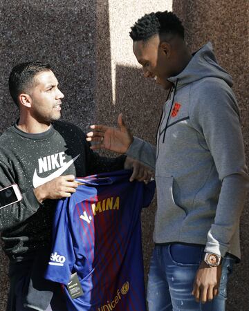 A pesar de la intención de la gente de seguridad por sacar al hincha. Mina lo saludó posó para la foto y también le dio tiempo para sacarse una selfie