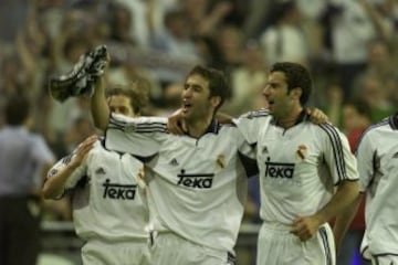 Figo celebra junto a Raúl el título de Liga de 2001.