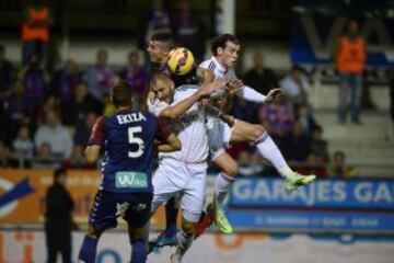 Abraham Minero jugador del Eibar recibe un golpe en el pómulo en una jugada con Karim Benzema y Gareth Bale