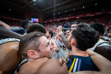 Los jugadores del Real Madrid celebran la victoria tras finalizar el encuentro.