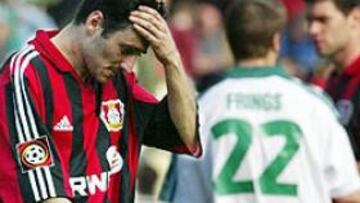 <B>SORPRENDENTE DERROTA.</B> Oliver Neuville, cariacontecido en un momento del partido que el Bayer Leverkusen perdió ante el Werder Bremen el pasado fin de semana. Esta derrota ha vuelto a meter en la lucha por el título al Borussia de Dortmund.