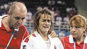 <b>DECEPCIONADA. </b>La judoka Isabel Fernández no puede reprimir la rabia por quedarse sin medalla.