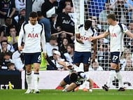 Soccer Football - Premier League - Tottenham Hotspur v Brighton & Hove Albion - Tottenham Hotspur Stadium, London, Britain - April 18, 2026 Tottenham Hotspur's Dominic Solanke reacts as Kevin Danso looks dejected after Brighton & Hove Albion's Georginio Rutter scores their second goal REUTERS/Dylan Martinez EDITORIAL USE ONLY. NO USE WITH UNAUTHORIZED AUDIO, VIDEO, DATA, FIXTURE LISTS, CLUB/LEAGUE LOGOS OR 'LIVE' SERVICES. ONLINE IN-MATCH USE LIMITED TO 120 IMAGES, NO VIDEO EMULATION. NO USE IN BETTING, GAMES OR SINGLE CLUB/LEAGUE/PLAYER PUBLICATIONS. PLEASE CONTACT YOUR ACCOUNT REPRESENTATIVE FOR FURTHER DETAILS..