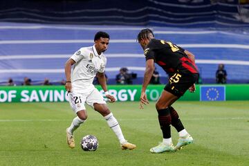 Rodrygo encara a Akanji.