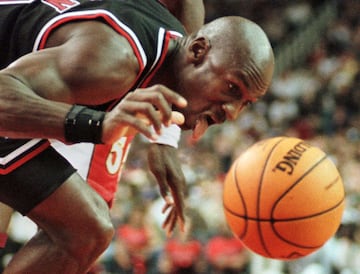 Michael Jordan durante un juego frente a los Atlanta Hawks el 7 de noviembre de 1997.