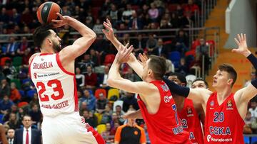 EPA7742. MOSCÚ (RUSIA), 22/02/2018.- El ala-pívot georgiano del Baskonia Vitoria, Tornkie Shengelia (i), lanza a canasta durante el encuentro de la Euroliga de Baloncesto ente el CSKA de Moscú y el Baskonia Vitoria disputado en Mosc&u
