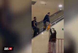 Gignac se acercó a los hinchas en México y casi le cuesta caro: la escena es impactante