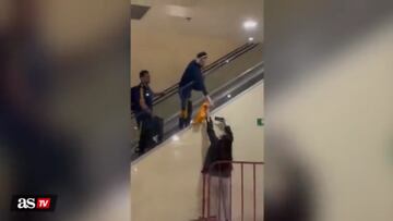 Gignac se acercó a los hinchas en México y casi le cuesta caro: la escena es impactante