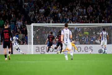 El ¨²nico gol del partido lo anot¨® Sheraldo Becker en el minuto 33, aprovechando un error defensivo del Bar?a. A pesar de los intentos del conjunto blaugrana, el conjunto azulgrana no logr¨® encontrar el empate. Durante el encuentro, el Bar?a tuvo varias oportunidades, pero la defensa de la Real Sociedad se mantuvo firme.
Segunda derrota del Barcelona en esta liga.