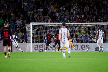 El único gol del partido lo anotó Sheraldo Becker en el minuto 33, aprovechando un error defensivo del Barça. A pesar de los intentos del conjunto blaugrana, el conjunto azulgrana no logró encontrar el empate. Durante el encuentro, el Barça tuvo varias oportunidades, pero la defensa de la Real Sociedad se mantuvo firme.
Segunda derrota del Barcelona en esta liga.