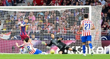 El polaco apareció en el área para tocar el rechace de Musso tras un tiro de Cancelo con mucha potencia.
