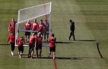 Ottmar Hizfeld lo tenía claro: Suiza tenía que marcar dos o más goles para poder acceder a los octavos de final. Para ello contaría con la presencia de NKufo y de Frei en la punta del ataque, con Yakin, mediapunta y centrocampista de segunda línea arrancando desde la banda izquierda, y con Lichsteiner (lateral derecho de largo recorrido) con total libertad para moverse por la banda derecha. La idea era ahogar la salida de balón de los hondureños lo más cerca de su área posible para poder disponer de oportunidades. 