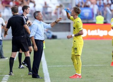 Fran Escribá da instrucciones a Samu Castillejo en el Málaga-Villarreal.