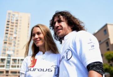 Puyol y su pareja Vanessa Lorenzo durante el Laureus Shanghai Football Campus Tour 2015.